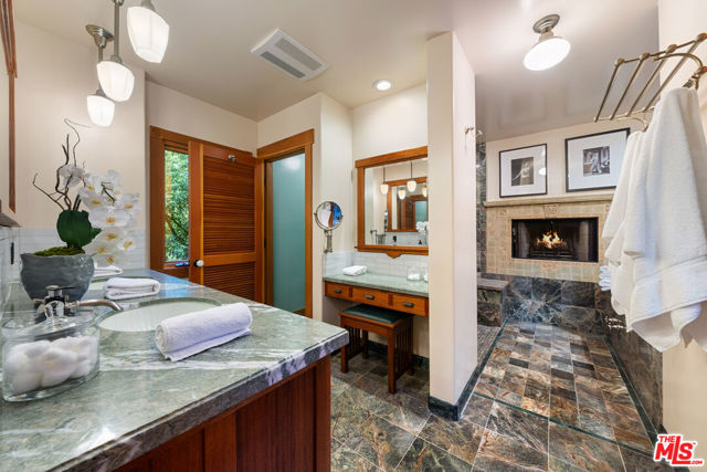 5045 Oakdale Avenue, Woodland Hills CA: https://media.crmls.org/mediaz/a063ebd9-3359-475c-87de-6c8af97725a6.jpg