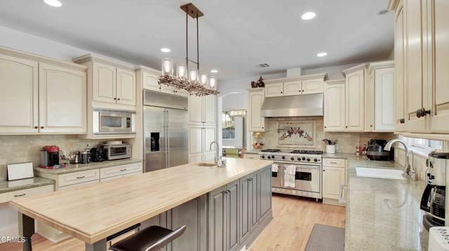 1929 Lyans Drive, La Canada Flintridge CA: https://media.crmls.org/mediaz/a0647faf-87b4-4a8b-b268-5f4295f3d469.jpg