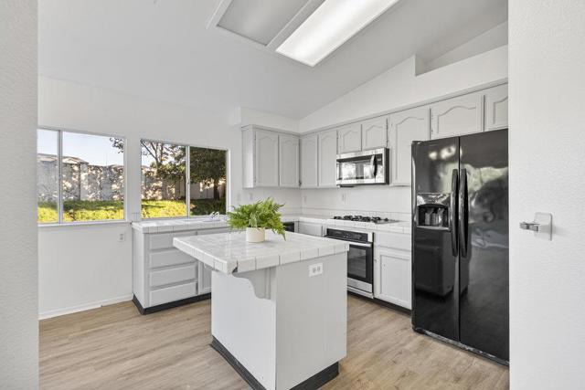 2199 Raleigh Circle, Hollister CA: https://media.crmls.org/mediaz/a064a108-dc20-4522-94a7-19ecbb9dcd69.jpg