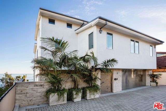 24380 Malibu Road, Malibu CA: https://media.crmls.org/mediaz/a064febe-ee00-4b0f-bee0-1220b5905465.jpg