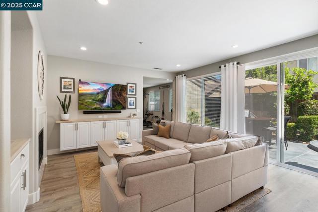 96 Heritage Way, Brentwood CA: https://media.crmls.org/mediaz/a06536f4-c695-4736-8c91-0495c065c855.jpg