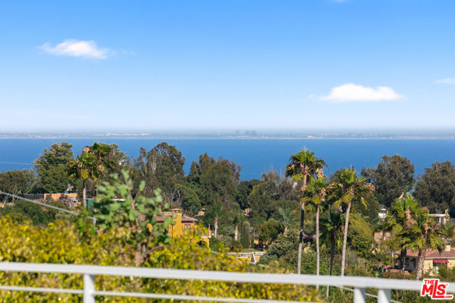 6375 Gayton Place, Malibu CA: https://media.crmls.org/mediaz/a06565fc-77b1-488f-b99c-14adddf1c207.jpg