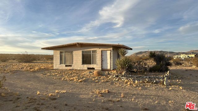 5170 Dusty Mile Road, Landers CA: https://media.crmls.org/mediaz/a066573a-c696-43d8-8faa-4b02c91484cf.jpg