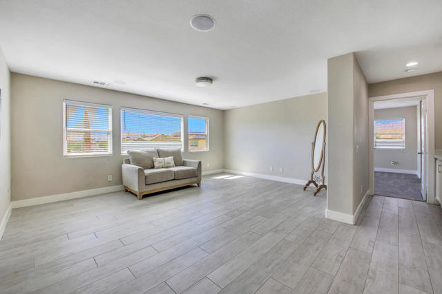 Image 17 of 39 For 37769 Thurne Street