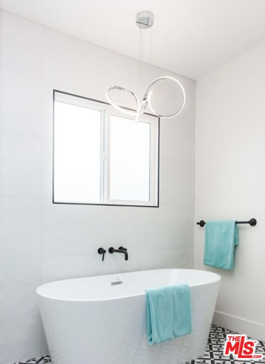 433 S Wilton Place, Los Angeles CA: https://media.crmls.org/mediaz/a068109f-5d2d-4c4b-8858-33847ea6b890.jpg