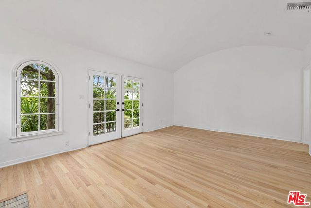 951 N Martel Avenue, Los Angeles CA: https://media.crmls.org/mediaz/a068eb3b-3264-49f6-8aba-fd166e688a3d.jpg