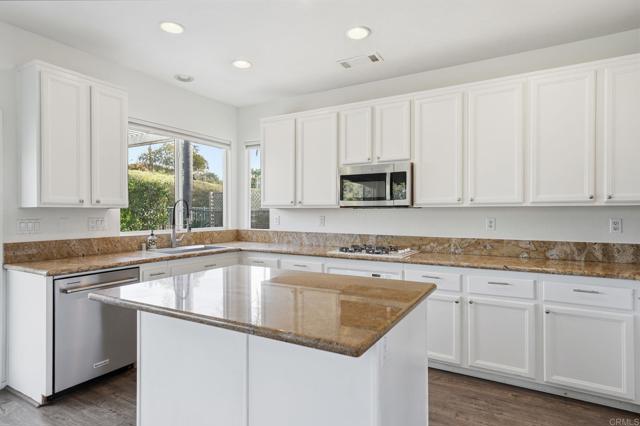 Detail Gallery Image 14 of 49 For 6438 Lilium Ln, Carlsbad,  CA 92011 - 3 Beds | 2 Baths