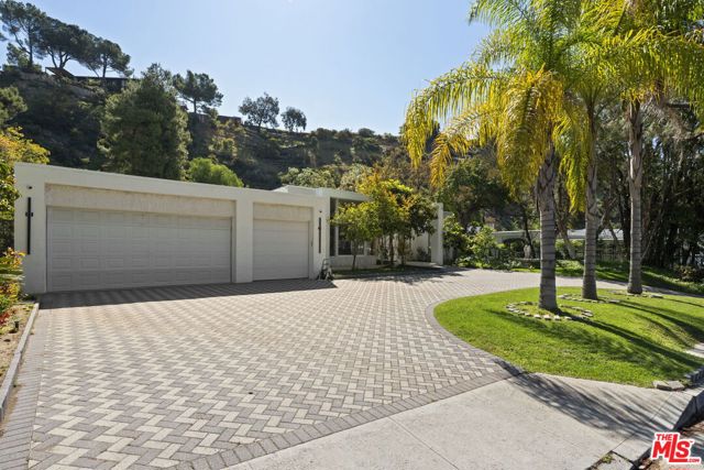 1860 Loma Vista Drive, Beverly Hills CA: https://media.crmls.org/mediaz/a0691556-aec2-4bd9-8d2d-cf12f6eb9be0.jpg