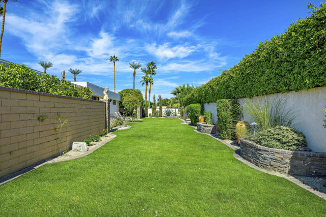 66 Dartmouth Drive, Rancho Mirage CA: https://media.crmls.org/mediaz/a0691ecc-73f8-409b-b46c-c4a0f74c4310.jpg