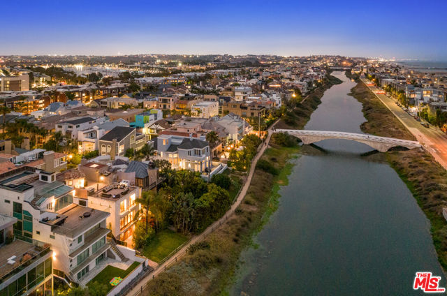 4115 Roma Court, Marina del Rey CA: https://media.crmls.org/mediaz/a069a8bf-c241-4b66-a27a-274281d81f29.jpg
