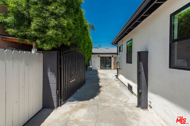 2235 S Mansfield Avenue, Los Angeles CA: https://media.crmls.org/mediaz/a06aeb08-4713-4e4d-a358-211591cfecc5.jpg