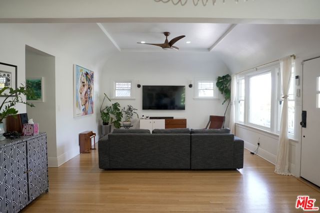 441 N Avenue 52, Los Angeles CA: https://media.crmls.org/mediaz/a06b9eb9-1edf-4b5b-944f-50b6597a2897.jpg