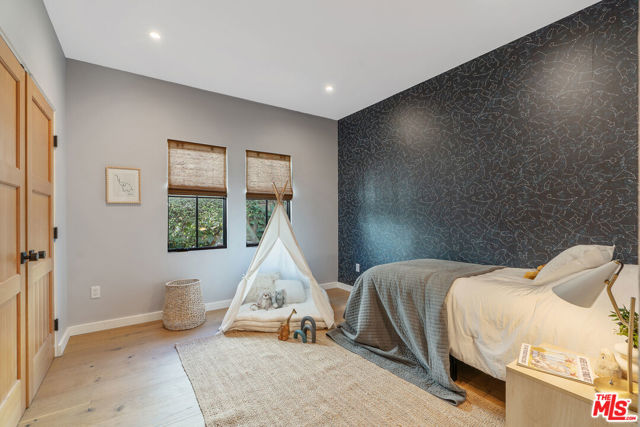 1280 S Sycamore Avenue, Los Angeles CA: https://media.crmls.org/mediaz/a06ba33e-c7b1-45a6-a85f-4b14956a34b6.jpg