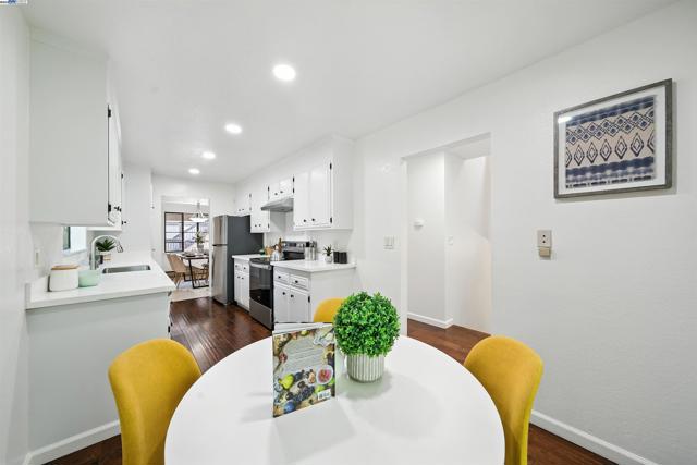 1116 Brewster Ave, Redwood City CA: https://media.crmls.org/mediaz/a06c020a-56dc-426e-aeb5-a42c131d389e.jpg
