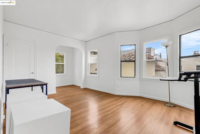 2340 Virginia St, Berkeley CA: https://media.crmls.org/mediaz/a06c8316-b253-41f3-8c6f-ddcd10e193a9.jpg