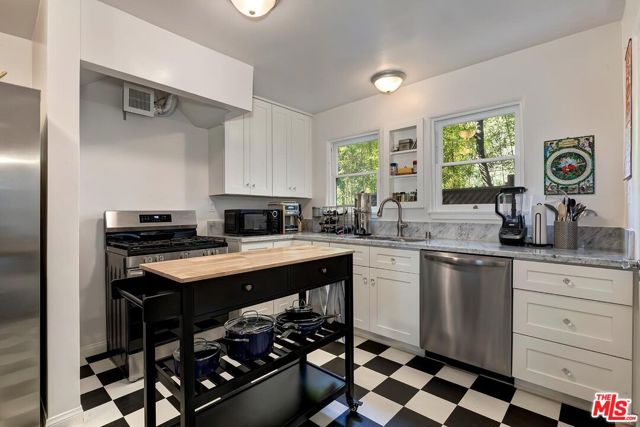 3484 Oak Glen Drive, Los Angeles CA: https://media.crmls.org/mediaz/a06d219e-533a-4400-8788-0d247ed8a951.jpg