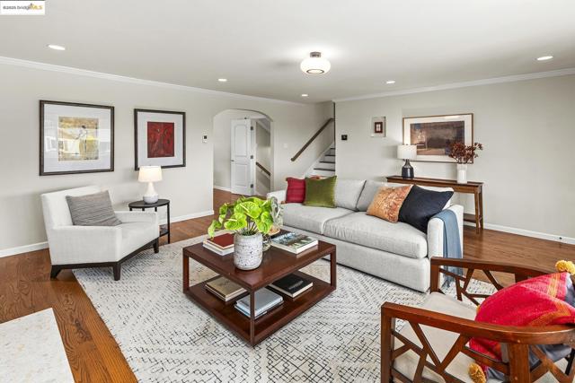 21 Maggiora Ct, Oakland CA: https://media.crmls.org/mediaz/a06d74de-c46e-4ec9-9235-6282410d9d68.jpg