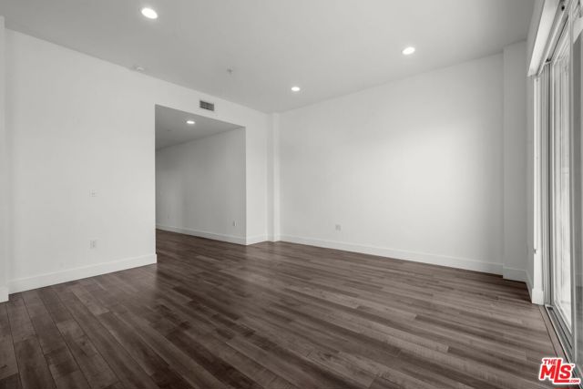 1215 S Bedford Avenue, Los Angeles CA: https://media.crmls.org/mediaz/a06d9526-4ffe-4307-bb0c-79c3ea914355.jpg