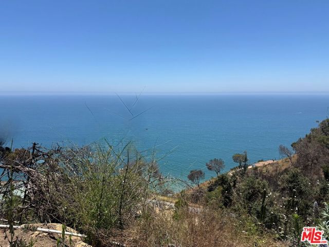 20540 Pinnacle Way, Malibu CA: https://media.crmls.org/mediaz/a06d9d32-108b-4d74-b3cb-e335a8adb95b.jpg