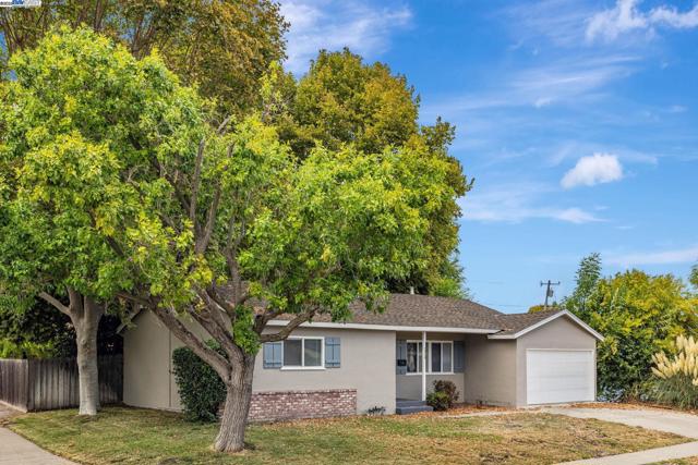 7600 Ironwood Dr, Dublin CA: https://media.crmls.org/mediaz/a06fbbbd-4d4d-421e-a0fc-6ccf6a281ee6.jpg