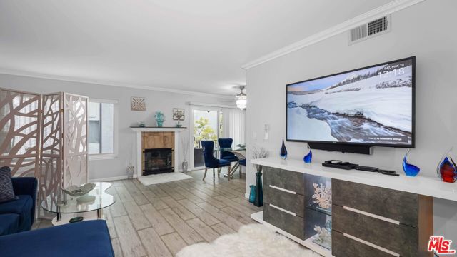 5870 Green Valley Circle, Culver City CA: https://media.crmls.org/mediaz/a06ff2f5-de87-4ec7-8fcc-981a6964c033.jpg