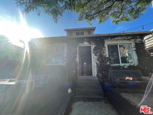 547 Brooks Avenue, Venice CA: https://media.crmls.org/mediaz/a0703ab3-bcd5-40a4-b088-e35367d522fe.jpg