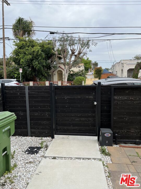 2121 S Burnside Avenue, Los Angeles CA: https://media.crmls.org/mediaz/a0706f02-0fce-4603-a917-34f3efc1cd61.jpg