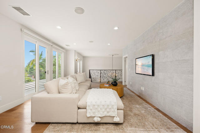 5008 La Canada Boulevard, La Canada Flintridge CA: https://media.crmls.org/mediaz/a071404c-7637-4c4b-87d6-4b730a06a949.jpg