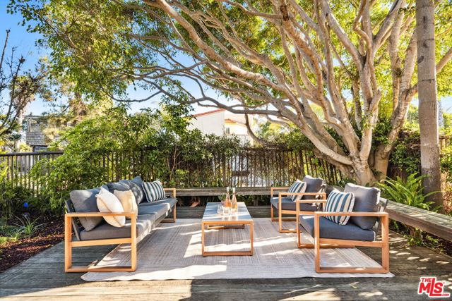 8105 Buena Fortuna Street, Carpinteria CA: https://media.crmls.org/mediaz/a0724db1-a450-4306-93c5-38dbb0754200.jpg