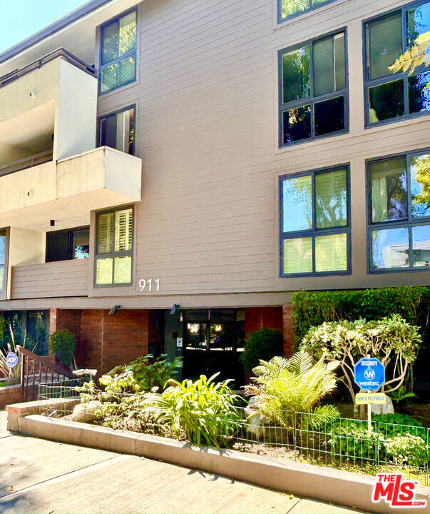 911 N Kings Road, West Hollywood CA: https://media.crmls.org/mediaz/a072d6fb-11a0-4c06-b3ab-f638e59030a5.jpg