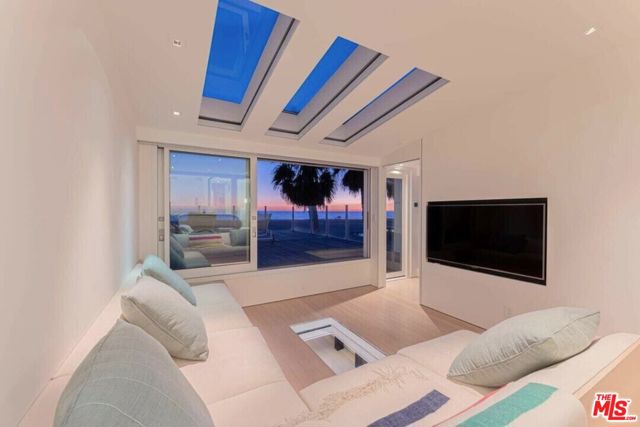 1267 Palisades Beach Road, Santa Monica CA: https://media.crmls.org/mediaz/a073350e-d6ac-4646-8e54-a86a9251113b.jpg