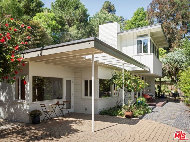 7349 Pacific View Drive, Los Angeles CA: https://media.crmls.org/mediaz/a0743e9d-6a51-43a4-9b1b-9a1dcfa5bc84.jpg