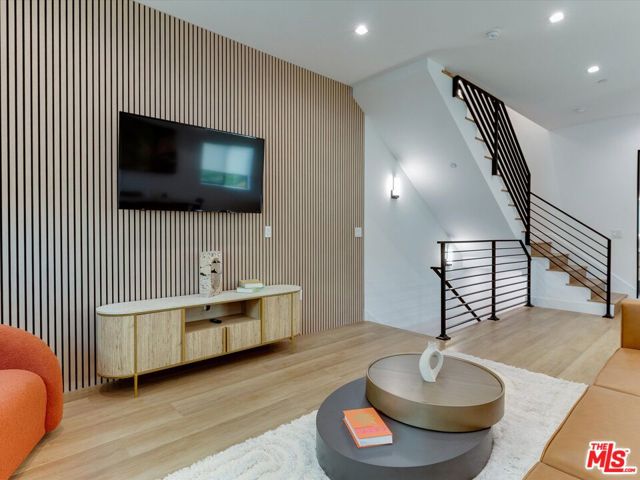 2815 1/2 S Redondo Boulevard, Los Angeles CA: https://media.crmls.org/mediaz/a07462c4-cddc-42b9-940e-3677b5bdac4c.jpg