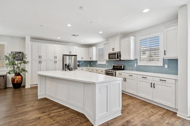 Detail Gallery Image 7 of 34 For 4203 Calle Del Vista, Oceanside,  CA 92057 - 4 Beds | 3 Baths