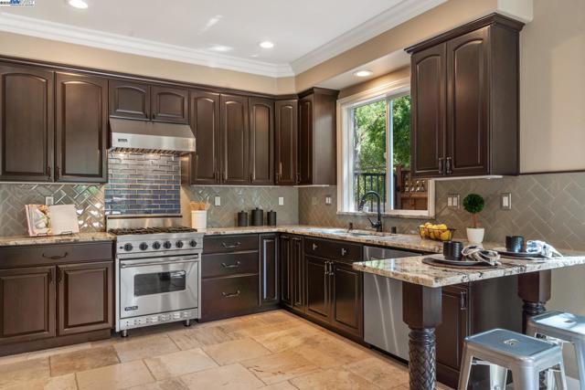 5989 Hillbrook Pl, Dublin CA: https://media.crmls.org/mediaz/a075f596-5d8c-434f-8b08-5ca0dcb2974c.jpg