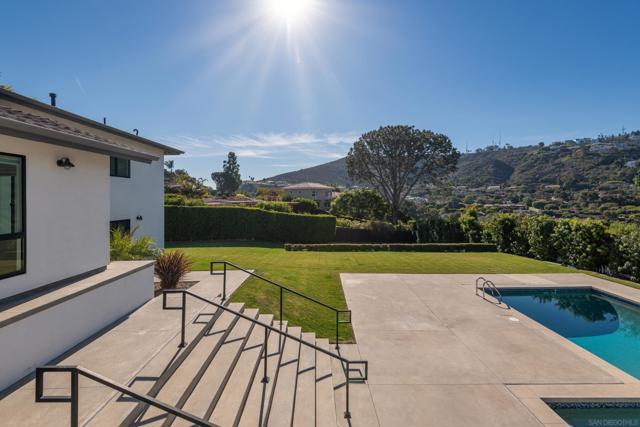 2641 Costebelle Dr, La Jolla CA: https://media.crmls.org/mediaz/a0767edd-57af-4688-836b-ab80d358cb8d.jpg