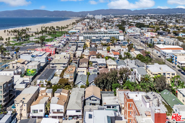 22 20th Avenue, Venice CA: https://media.crmls.org/mediaz/a076ad49-d7a9-41e8-a47b-2c39f103f817.jpg