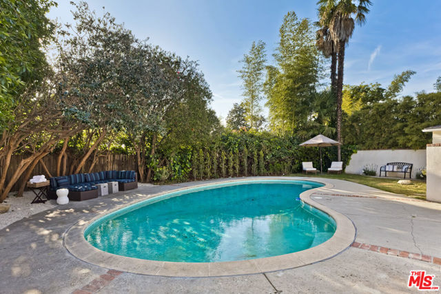 4219 Saugus Avenue, Sherman Oaks CA: https://media.crmls.org/mediaz/a077659b-91a2-4384-8d34-e95c1a91db5b.jpg