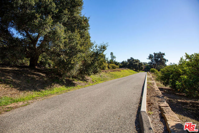 1835 Santa Monica Road, Carpinteria CA: https://media.crmls.org/mediaz/a0777e1b-ae9b-44b7-bdd8-92d2d2741017.jpg