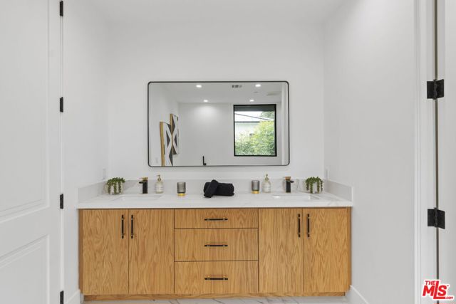 4535 Haskell Avenue, Encino CA: https://media.crmls.org/mediaz/a07789ac-4420-4f03-aab6-3dba8bfd099a.jpg