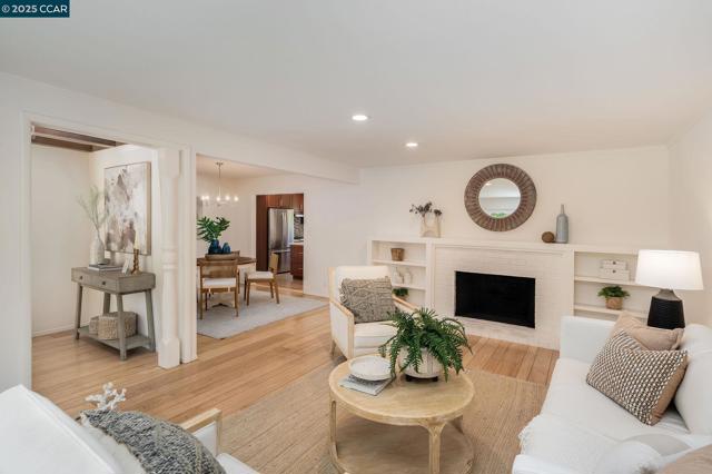 3402 Goyak Dr, Lafayette CA: https://media.crmls.org/mediaz/a07880cb-309d-498d-8983-8a53475d3938.jpg