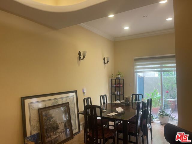 2223 Montrose Avenue, Montrose CA: https://media.crmls.org/mediaz/a07886cd-6858-4ded-ba21-ab9e34bcb17a.jpg