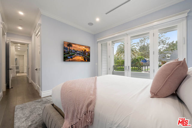 126 N Canyon View Drive, Los Angeles CA: https://media.crmls.org/mediaz/a0789244-27aa-4381-b8c8-4108b23477a9.jpg