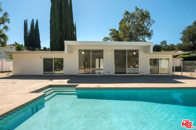 4207 Michelangelo Avenue, Woodland Hills CA: https://media.crmls.org/mediaz/a07a8318-966f-4c5d-a90a-02fdd6b767f0.jpg