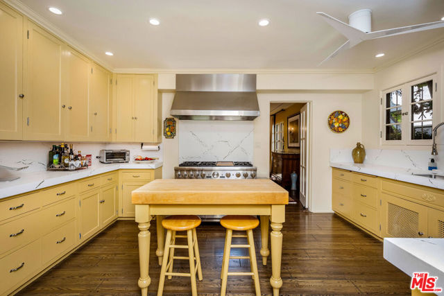 500 N Las Palmas Avenue, Los Angeles CA: https://media.crmls.org/mediaz/a07ab27c-acdc-469b-b1d1-527ad1a0b059.jpg