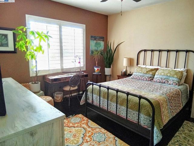 24350 Lorenzo Ln,  CA: https://media.crmls.org/mediaz/a07b67c1-6ace-4c17-a1c2-5de6f5ef6694.jpg