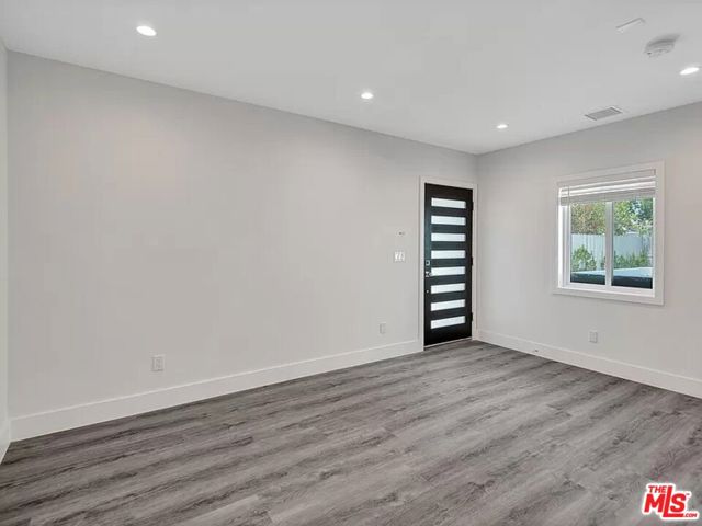 5752 Kester Avenue, Van Nuys CA: https://media.crmls.org/mediaz/a07ba8ea-cadb-429d-92df-5af30dc92069.jpg