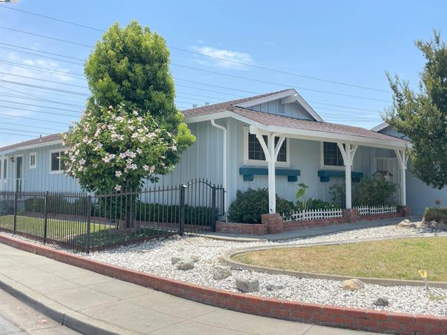 4902 Everglades Park Dr, Fremont CA: https://media.crmls.org/mediaz/a07c358e-c938-4530-b147-cac0bd6afd9a.jpg