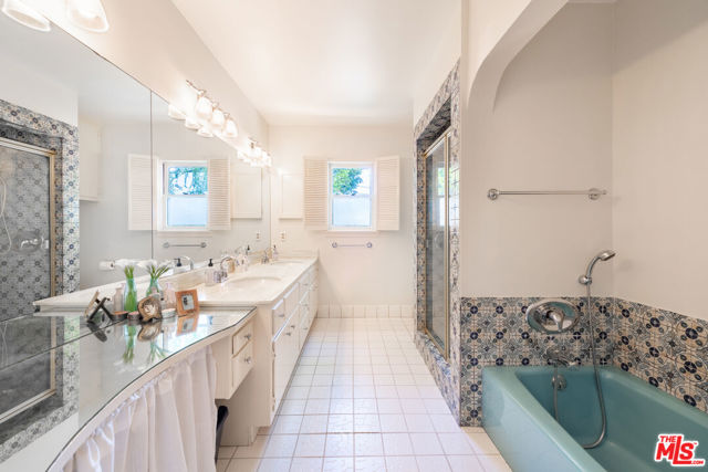 5454 Agnes Avenue, Valley Village CA: https://media.crmls.org/mediaz/a07c42e4-12c2-4839-a1f2-8b72863b188f.jpg