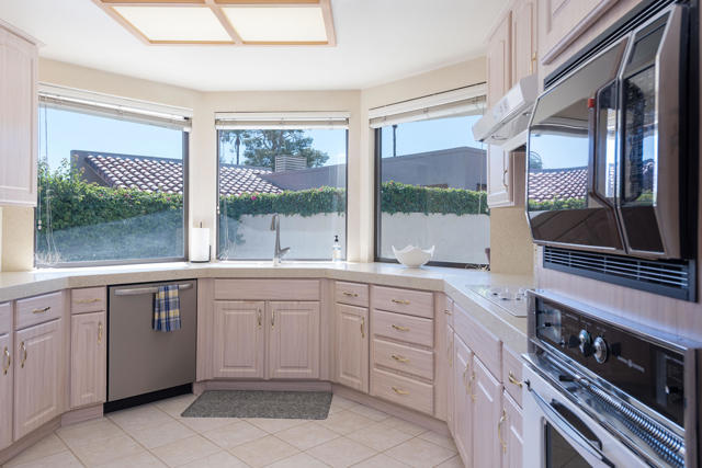 9 Wake Forest Court, Rancho Mirage CA: https://media.crmls.org/mediaz/a07c7c23-42f0-4d98-990e-20466d3fd4b4.jpg